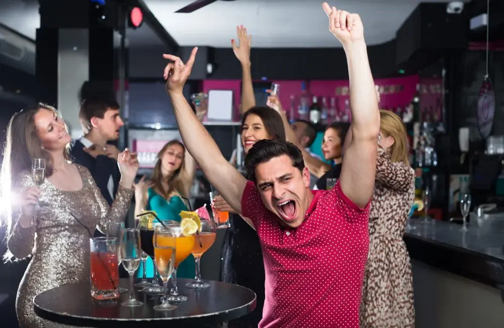 Porträt von Frauen und Männern, die sich in der Bar in Sankt Petersburg amüsieren