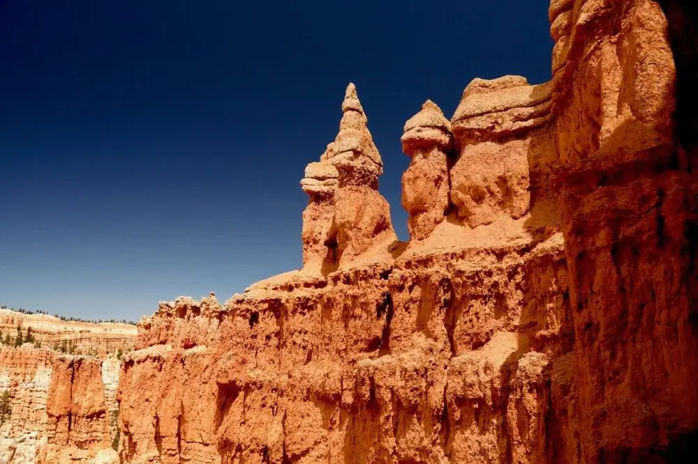 Pinnacles National Monument - schroffe Felsformation im Erholungsgebiet