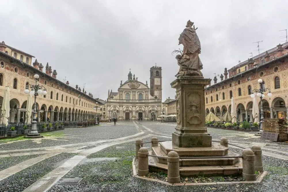 a statue in the middle of a courtyard