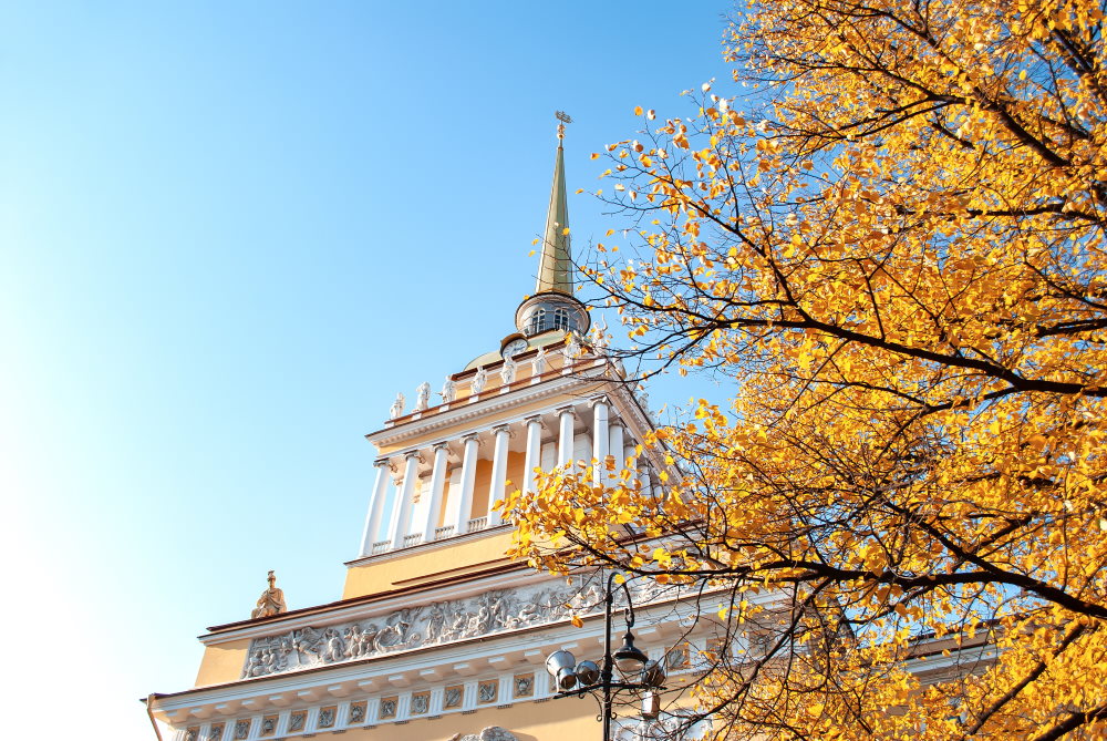 Petersburg, Russland, Admiralbau. Herbstlandschaft in der Stadt.