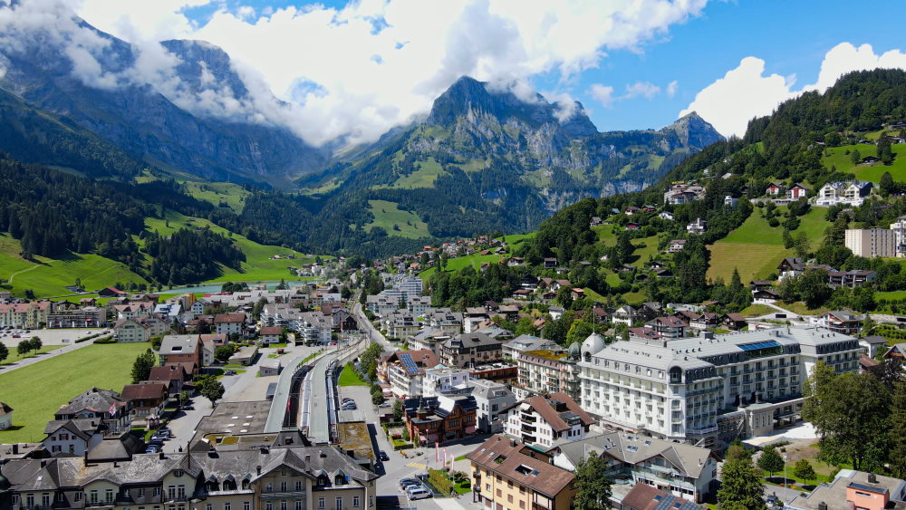 Stadt Engelberg in der Schweiz - Die Schweizer Alpen - Luftaufnahme - Reisefotografie
