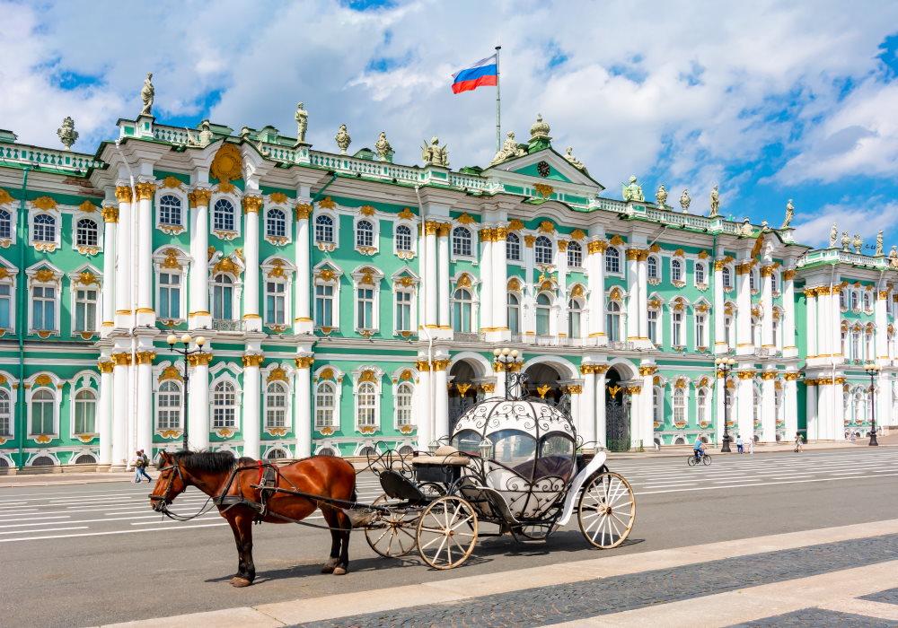 Pferdekutsche auf dem Palastplatz und Hermitage-Museum im Hintergrund, St. Petersburg, Russland