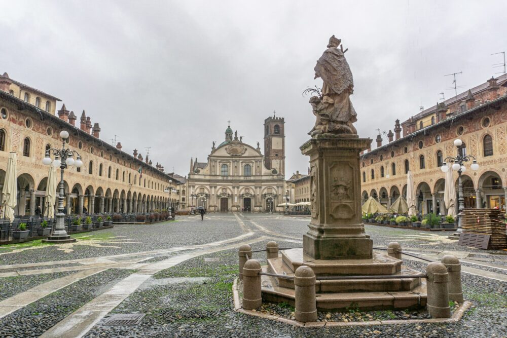 a statue in the middle of a courtyard